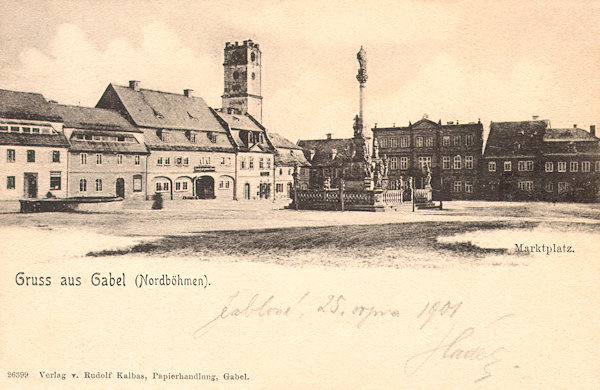 Na pohlednici z přelomu 19. a 20. století vidíme jihovýchodní část náměstí se sousoším sv. Salvátora a věží bývalého měšťanského pivovaru v pozadí.