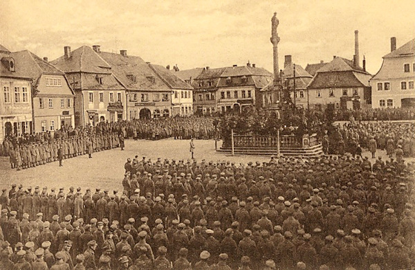 Tato pohlednice zachycuje náměstí v Jablonném v průběhu nedělní bohoslužby ukrajinské brigády 2. dubna 1920.