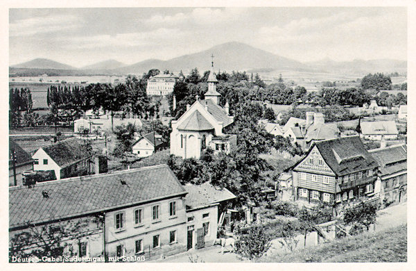 Tato pohlednice z 2. světové války zachycuje jižní okraj města s evangelickým kostelem. Před domy v popředí vede silnice do Mimoně a v pozadí je vidět zámek Nový Falkenburk.