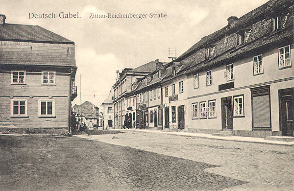 Na pohlednici z počátku 20. století vidíme začátek tehdejší Žitavsko-Liberecké ulice od náměstí.