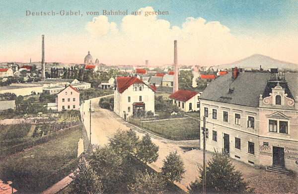 Tato pohlednice z roku 1912 zachycuje město směrem od nádraží. V popředí vpravo stojí tehdejší hotel „Habsburg“, později přejmenovaný na „Stern“ (Hvězda).