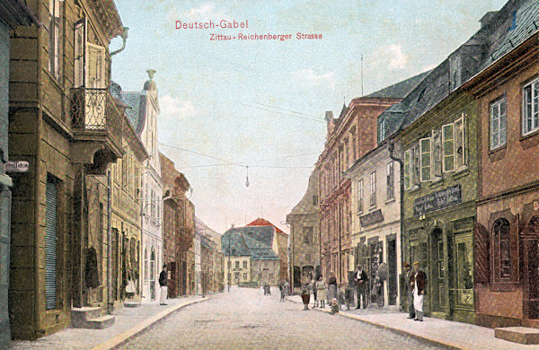 Na kolorované pohlednici z počátku 20. století vidíme tehdejší Žitavsko-Libereckou ulici tak, jak ji dnes už skoro nepoznáme.