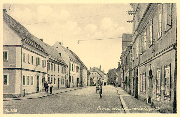 Na pohlednici z doby kolem roku 1940 vidíme tehdejší Žitavsko-Libereckou ulici za odbočkou dnešní Švermovy ulice k nádraží (dříve Bahnhofstrasse). Domy na levé straně byly ve 2. polovině 20. století zbořeny a nahrazeny panelovou zástavbou.