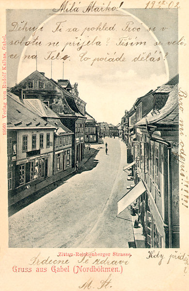 Pohlednice z přelomu 19. a 20. století zachycuje část Žitavsko-Liberecké ulice, vedoucí směrem k náměstí, z domu na nároží Dlouhé ulice.