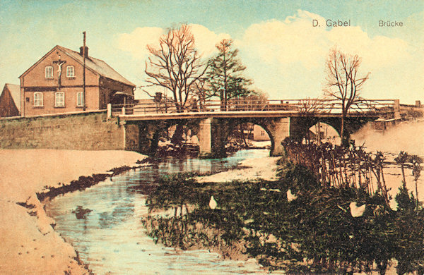 Na této pohlednici vidíme silniční most přes Panenský potok na jižním okraji města.
