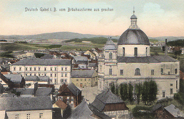 Tato pohlednice, pořízená z věže bývalého měšťanského pivovaru, zachycuje barokní chrám sv. Vavřince a sv. Zdislavy, který je dominantou celého města. Vlevo od něj je výstavná úřední budova z roku 1890.