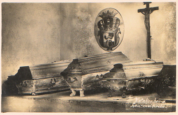Na této pohlednici vidíme jedno ze zákoutí rozsáhlých katakomb pod chrámem sv. Vavřince a sv. Zdislavy, využívaných od 18. století k pohřbívání dominikánských mnichů a majitelů zdejšího panství.