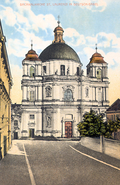 Tato pohlednice zachycuje nádherné průčelí barokního chrámu sv. Vavřince a sv. Zdislavy.