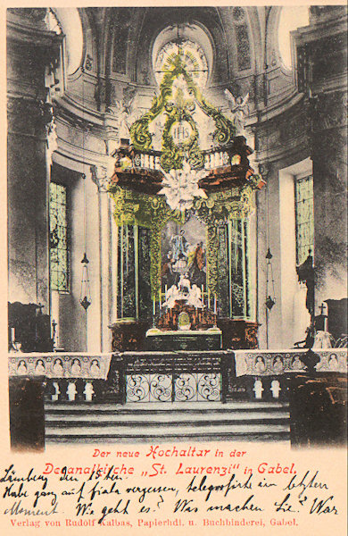 Tato pohlednice zachycuje kněžiště chrámu sv. Vavřince a sv. Zdislavy s hlavním oltářem.