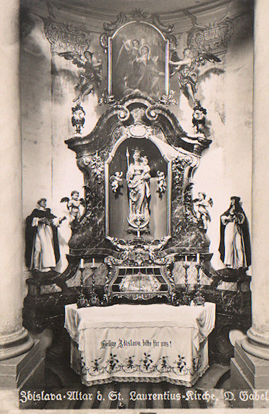 Tato pohlednice zachycuje boční oltář se sochou Madony a relikviářem sv. Zdislavy z Lemberka.