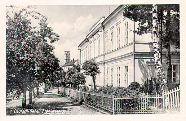 Na pohlednici z doby kolem roku 1940 vidíme tehdejší nemocnici v Tyršově ulici. V pozadí je bývalý pivovar, vzniklý přestavbou kostela Narození Panny Marie.