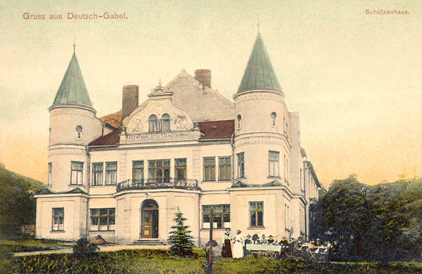 Na pohlednici z roku 1915 vidíme novou budovu Střelnice v Tyršově ulici, postavenou v roce 1902.