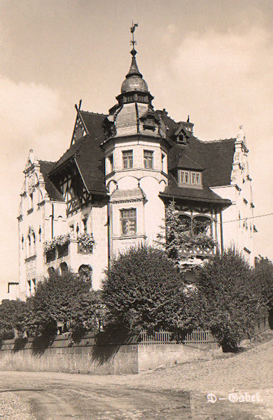 Na této pohlednici vidíme vilu Josefa Elstnera z roku 1904, stojící na jihozápadním okraji města nad Mlýnským rybníkem.