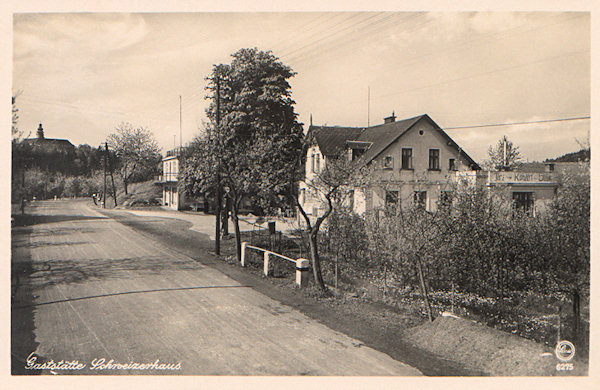 Tato pohlednice zachycuje střední část vsi se zájezdním hostincem „Schweizerhaus“ v popředí. V pozadí je vidět Lemberk.