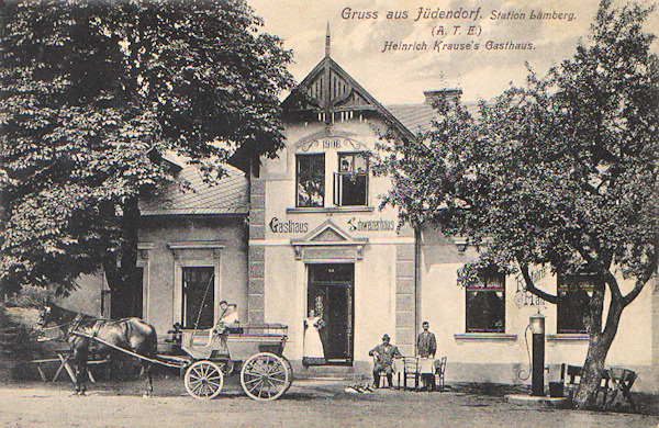 Na této pohlednici vidíme bývalý hostinec „Schweizerhaus“, postavený v roce 1906. Dům, sloužící jako motorest, má dodnes téměř nezměněnou podobu.