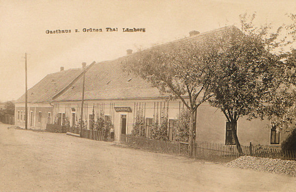 Na této pohlednici vidíme bývalý hostinec „U Zeleného údolí“, stojící za železničním přejezdem u staré silnice do Jablonného.