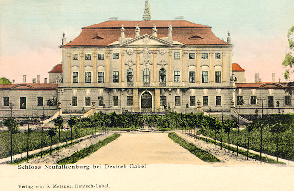 Na pohlednici z doby před rokem 1918 je pozdně barokní zámek Nový Falkenburk, který byl tehdy obklopen krásně upravenou zahradou.
