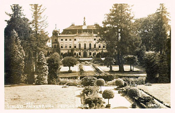Tato meziválečná pohlednice představuje zámek Nový Falkenburk s upraveným parkem.