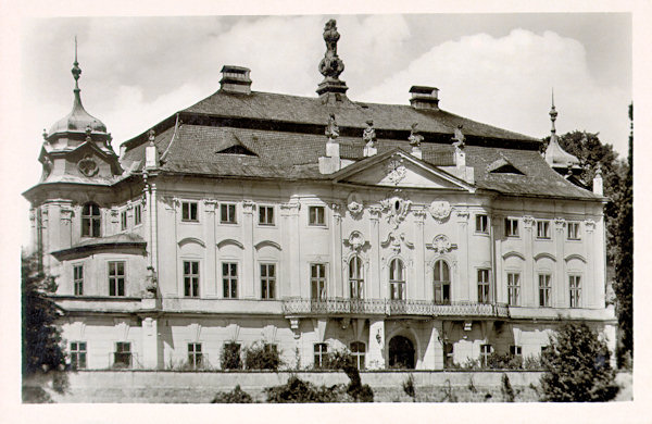 Tato pohlednice ukazuje zdobenou zadní fasádu zámecké budovy.