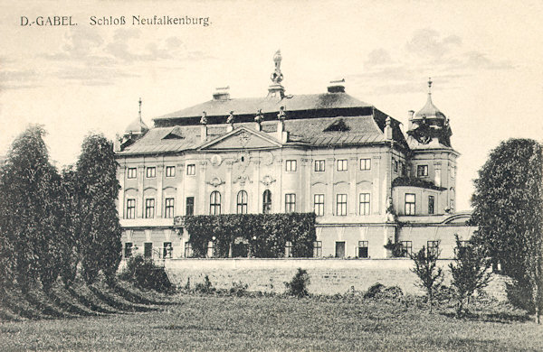 Na pohlednici z roku 1922 vidíme zámek Nový Falkenburk, ze kterého baron Johann Moritz Liebig po roce 1901 vytvořil jedno z nejkrásnějších panských sídel v Čechách. Uvnitř byl mimo jiné i pokoj s mnoha památkami na polního maršála Radeckého. Dnes zde sídlí domov mládeže.