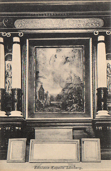 Tato meziválečná pohlednice zachycuje oltář ve Zdislavině kapli, stojící na starém hřbitůvku na konci aleje jihozápadně od zámku.