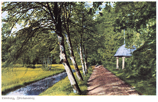 Auf dieser Ansichtskarte sieht man den Weg, der entlang des Panenský potok (Jungfernbach) von Markvartice (Markersdorf) nach Lvová (Lämberg) führt. An seiner rechten Seite steht der Altan über dem Zdislava-Brunnen.