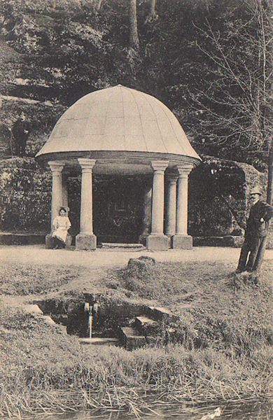 This picture postcard shows the Empire-arbour with the foutain of st. Zdislava on the foot of the Lemberk castle hill.