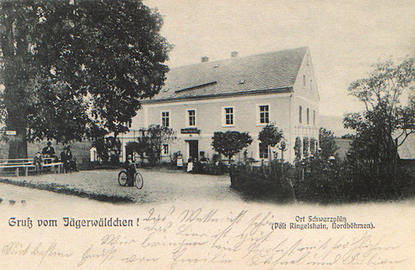 Pohlednice z počátku 20. století představuje kdysi oblíbený výletní hostinec v Černé Louži, nesoucí tehdy jméno 'Lovecký lesík' (Jägerwäldchen).