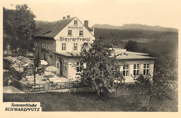 Diese Ansichtskarte aus der Zeit des 2. Weltkrieges zeigt das Hotel 'Steyrer Franzl' mit seinem Tanzparkett und Sommerterrasse.