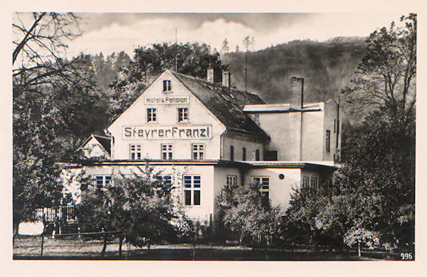 Auf dieser Ansichtskarte sieht man das frühere Hotel 'Steyrer Franzl' in Černá Louže (Schwarzpfütz). Das Haus steht heute noch, wird aber in den letzten Jahren nicht mehr genutzt.
