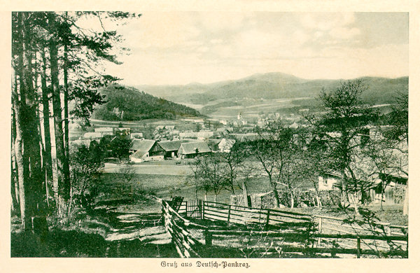 Na pohlednici z doby kolem roku 1930 vidíme celou obec od jejího horního okraje na svahu Velkého Vápenného. Vlevo za stromy vyčnívá Kostelní vrch a obzor uzavírá protáhlá hora Hvozd.