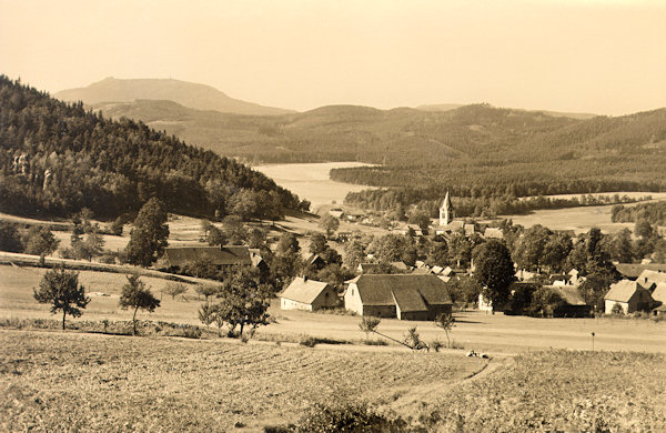 Pohlednice z období po 2. světové válce zachycuje obec s kostelem sv. Pankráce z jihovýchodní strany. Vlevo na obzoru vyniká protáhlá hora Hvozd s chatou a rozhlednou.