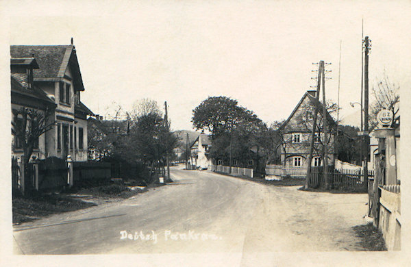 Tato pohlednice zachycuje domky v dolní části vsi u staré silnice do Jablonného.