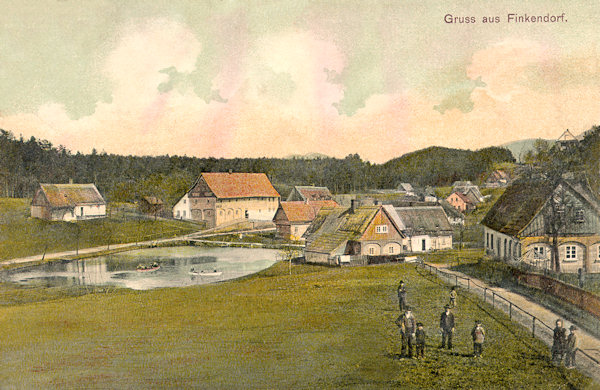 Auf dieser Ansichtskarte aus der Zeit um 1910 sieht man die Dorfmitte mit dem Teich. Die meisten Häuser stehen auch heute noch.