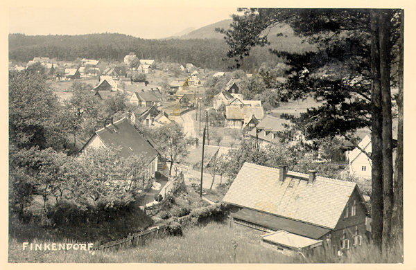 Diese Ansichtskarte zeigt Polesí (Finkendorf) gesehen aus dem Osten in der Richtung von Černá Louže (Schwarzpfütz).