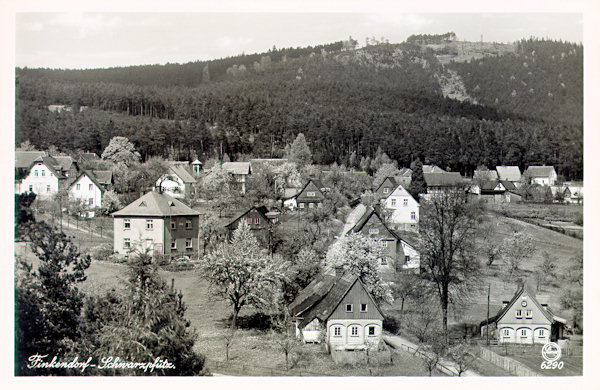 Auf dieser Ansichtskarte aus dem 2. Weltkrieg sieht man den Westteil von Polesí (Finkendorf) vom Südwesten. Im Vordergrund ist die Landstrasse nach Rynoltice (Ringelshain) und links von der Mitte des Bildes ragt zwischen den Häusern der Glockenturm herauf. Im Hintergrund erhebt sich der Pískový vrch (Sandberg).