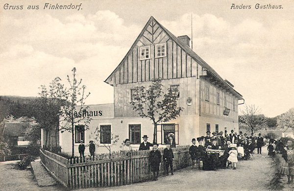 Auf dieser Ansichtskarte vom Beginn des 20. Jahrhundert sieht man das ehemalige Gasthaus „Zur Stadt Reichenberg“ noch vor dem Anbau seines nördlichen Teiles.