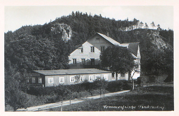 Diese Ansichtskarte stellt das Gasthaus „Zur Stadt Reichenberg“ nach dem Anbau seines Nordteiles vor. Das Haus steht heute noch, nur der hölzerne Anbau im Vordergrund wurde später abgerissen. Im Hintergrund sieht man den Aussichtsfelsen Havran (Rabenstein).