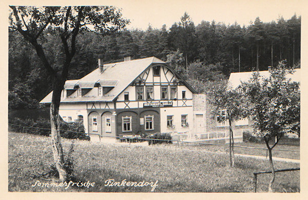 On this picture postcard we see the former restaurant „Zur Quelle“, standing not far from the pond in the centre of the village. The house retained its appearance up to the present days, at present it serves as the boarding-house „U Budulínka“.