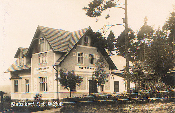 Diese Ansichtskarte aus der Zeit nach dem 1. Weltkrieg stellt das Gasthaus „Waldfrieden“ vor, das sich bis heute in einer etwas abgeänderten Gestalt als Privathaus erhalten hat.