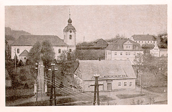 Diese Ansichtskarte aus der Mitte des 20. Jahrhunderts zeigt die Kirche St. Barbara und rechts von ihr das einstöckige  Pfarrhaus.