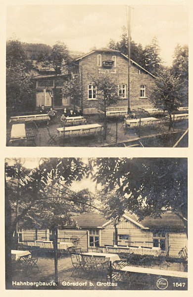 Na této pohlednici z roku 1932 vidíme dnes již zaniklý horský hostinec na Kohoutím vrchu (Hahnbergbaude) s letní terasou a novější dřevěnou přístavbou.