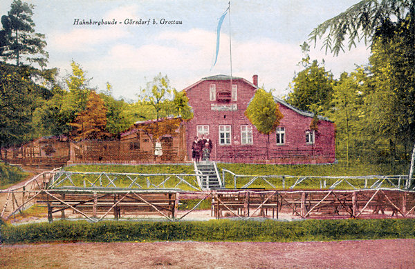 Diese Ansichtskarte von 1931 zeigt das Haus der Gaststätte „Hahnbergbaude“, deren vom Wald überwachsene Reste auch heute noch am Nordhange des Sedlecký Špičák (Görsdorfer Spitzberg) zu sehen sind.