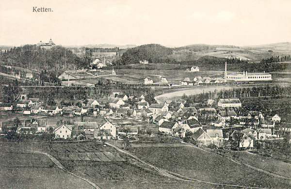 This picture postcard from the 20s of the 20th century shows the lower part of the village which since 1859 is divided by the high railway embankment into two parts. Behind of the railway on the right side there is the former Gruschwitz's iron foudry and his plant producing food-processing machines called also „Hergetovka“, on the hill in the background you see the castle Grabštejn.