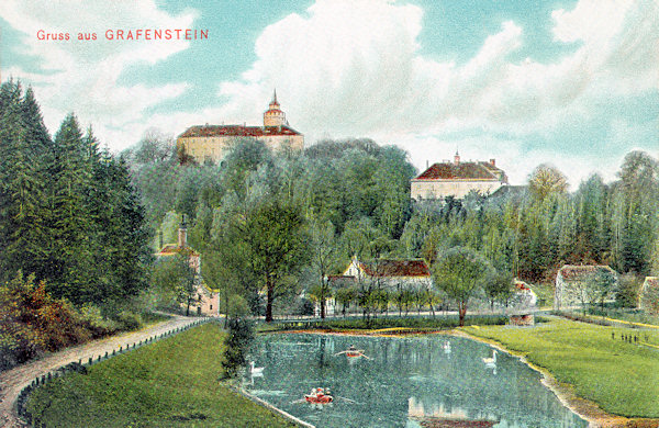 Diese Ansichtskarte von 1906 zeigt Burg und Schloss Grabštejn (Grafenstein) mit dem am Teich liegenden Ort. Unter dem Schloss steht das heute bereits abgerissene Brauereigebäude.