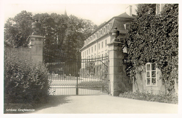 Diese Ansichtskarte aus den 30er Jahren des 20. Jahrhunderts zeigt das Eingangstor des unteren Schlosses, das 1818 durch Umbau aus dem älteren Gebäude der Clam-Gallas'schen Herrschaftsverwaltung entstanden ist.
