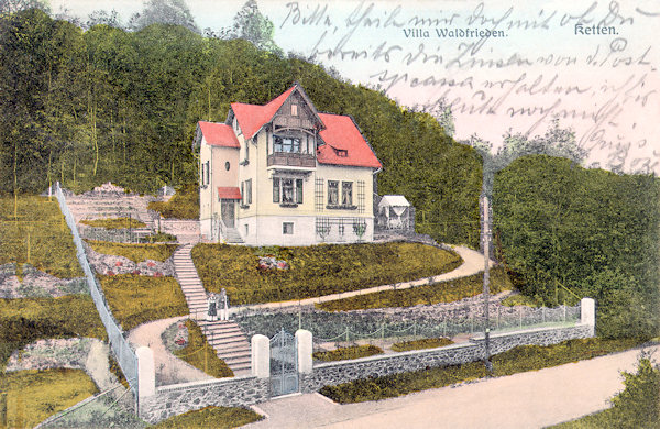 Auf dieser Ansichtskarte aus der Zeit vor dem 1. Weltkrieg sieht man die unter dem Schloss im Dorf an der Strasse nach Chotyně (Ketten) stehende Villa „Waldfrieden“.