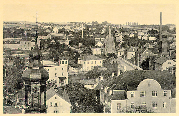 Diese Ansichtskarte aus den 20er Jahren des 20. Jahrhunderts zeigt den östlichen Teil der Stadt mit der Liberecká ulice (Reichenberger Strasse) vom Turm der Bartholomäuskirche aus gesehen. Im Vordergrund rechts steht das Hotel Hrádecký dvůr (Grottauer Hof).