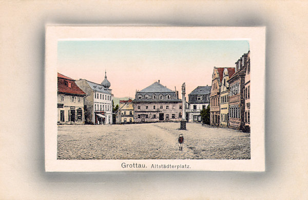 This picture postcard from the years closely before World War One shows the southern part of the Horní náměstí square with the former restaurant „Zum Kaiser von Österreich“ (in German= Emperor of Austria) in the centre. In the foreground stands the column of St Anne built 1714 as thanksgiving after the plague epidemy.