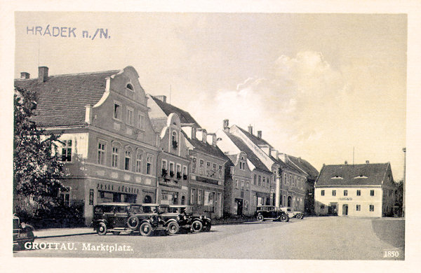 Auf dieser Ansichtskarte aus der Zeit des 2. Weltkriegs sieht man die Häuser an der Westseite des Horní náměstí (Altstädterplatz). Am weiter entfernten Ende der Reihe steht das beliebte Gasthaus „U jelena“ (Zum Hirschen).